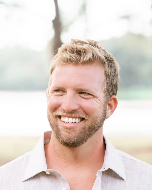 Captain Justin, an experienced freelance captain available for bareboat pontoon rentals out of Gulfport, Florida