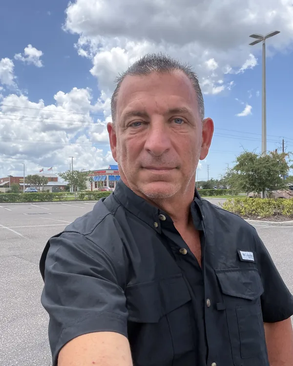 Captain Scott, an experienced freelance captain available for bareboat pontoon rentals out of Gulfport, Florida